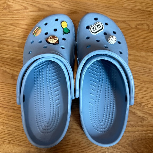 Women’s 10 Men’s 8 Size Crocs Carolina Blue Barely Worn w/jibbitz - Picture 5 of 5